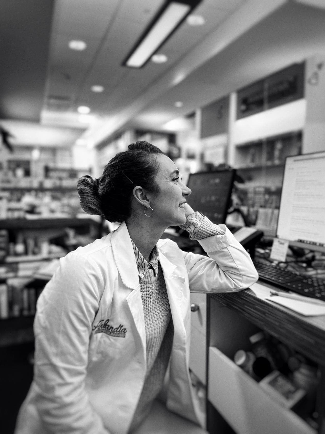 Pharmacienne utilisant un ordinateur au sein de son officine