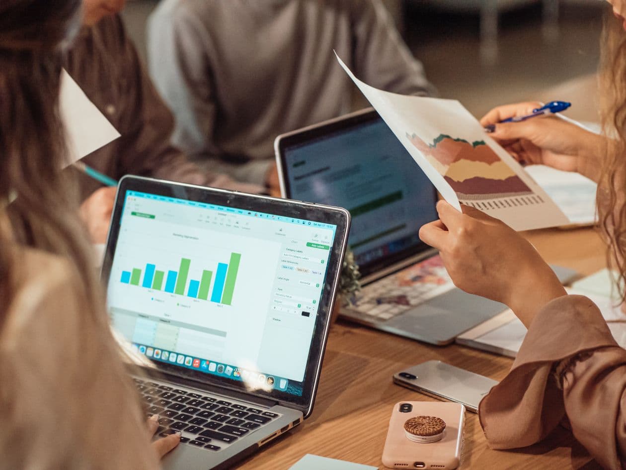 Équipe analysant un système de croissance digitale sur plusieurs écrans